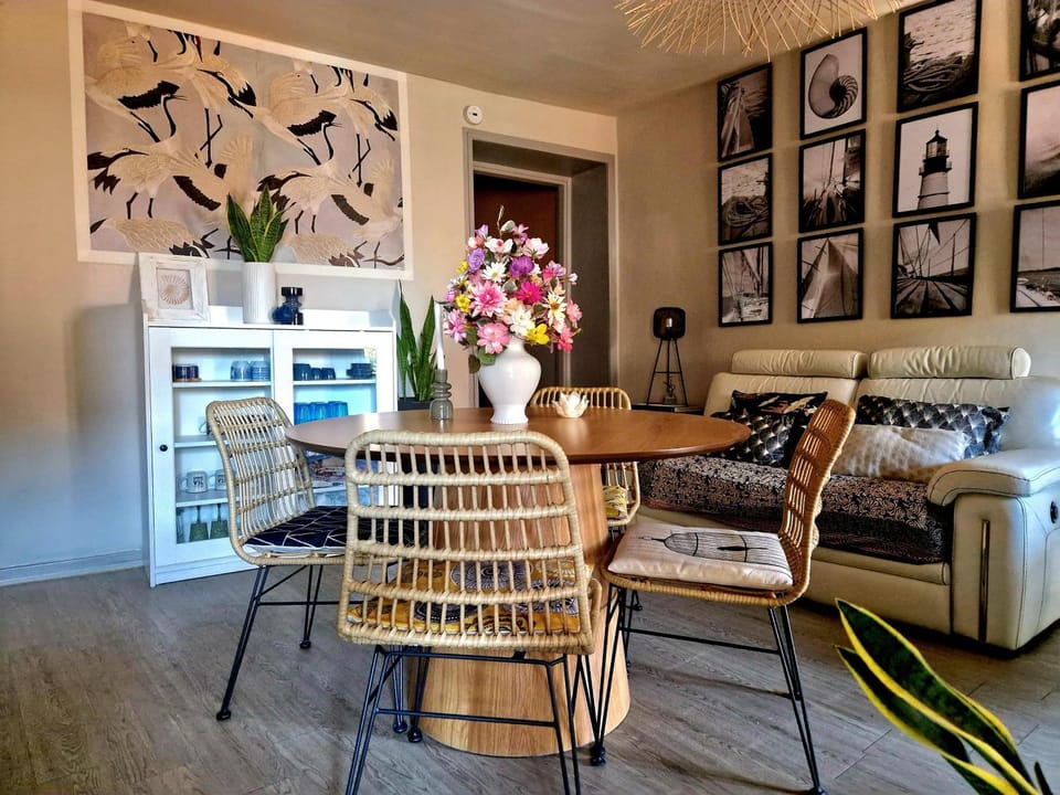 Kitchen or kitchenette, Living room, Seating area, pet friendly