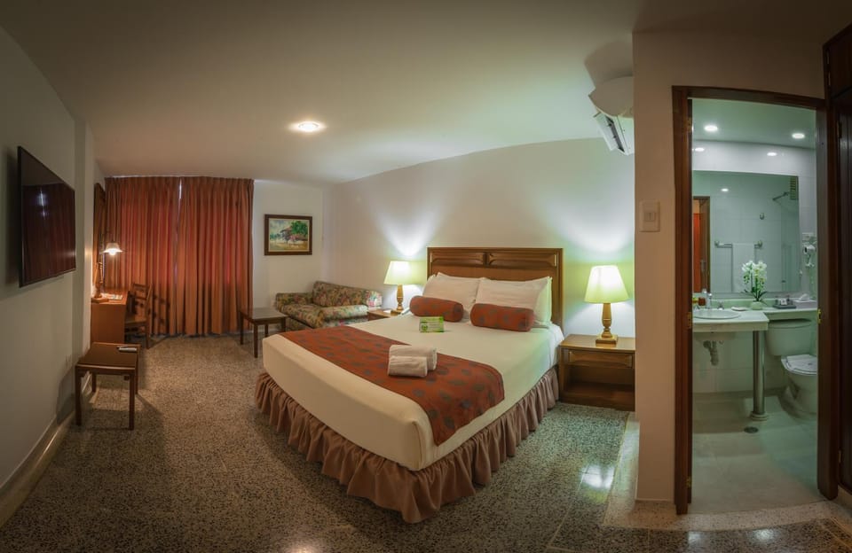 Shower, Bed, Bathroom, TV and multimedia, Photo of the whole room, Bedroom, On site, hair dresser, towels