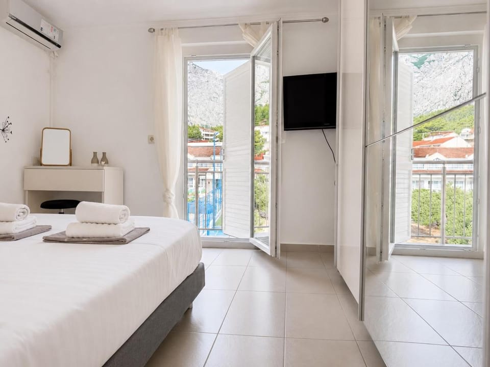 Bed, TV and multimedia, View (from property/room), Balcony/Terrace, Photo of the whole room, Bedroom, towels, air conditioner