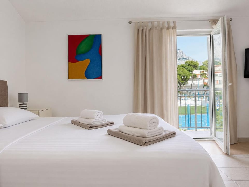 Bed, TV and multimedia, Photo of the whole room, Bedroom, towels