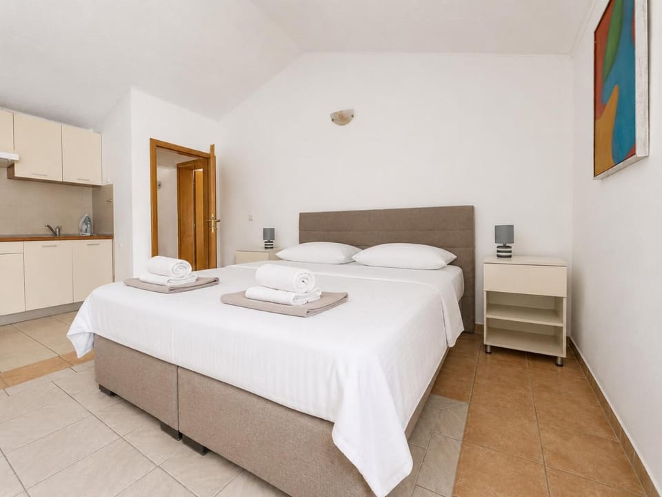 Bed, Kitchen or kitchenette, Photo of the whole room, Bedroom, towels, wardrobe