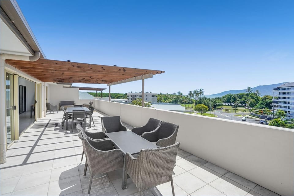 Belle Escapes 404 The Edge with Views Apartment in Cairns