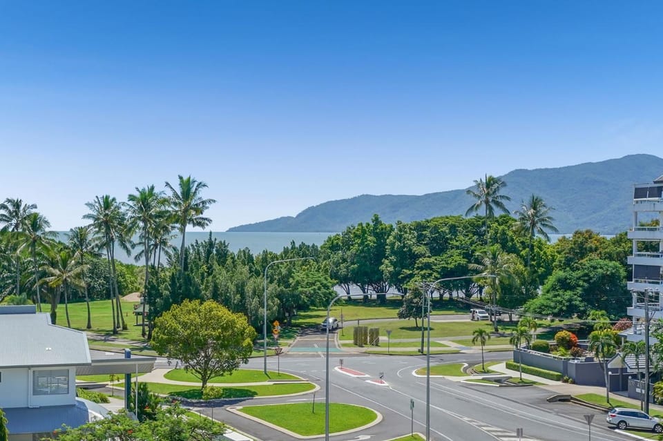 Belle Escapes 404 The Edge with Views Apartment in Cairns