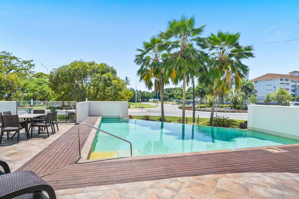 Belle Escapes 404 The Edge with Views Apartment in Cairns
