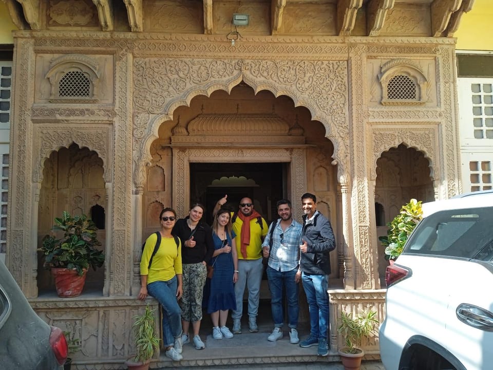 Facade/entrance, group of guests