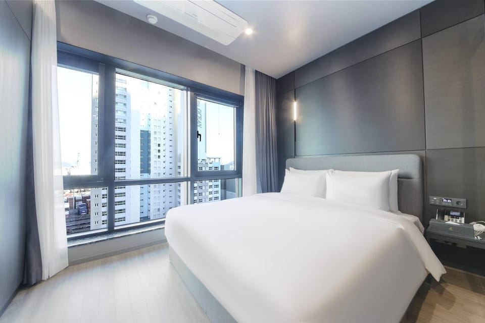 Bed, Photo of the whole room, City view