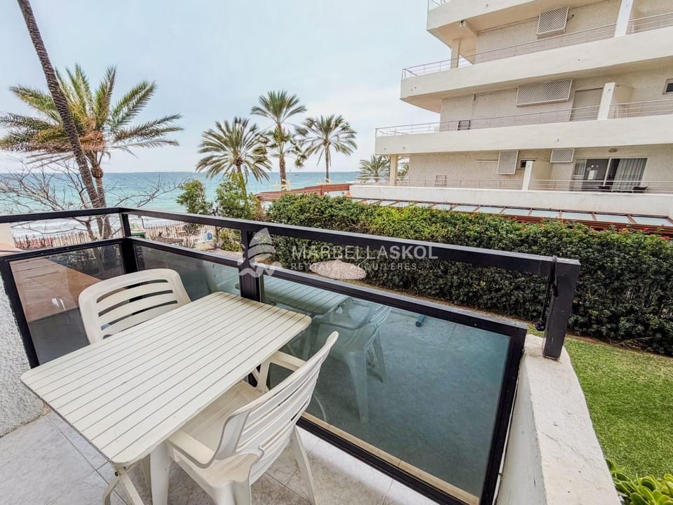 Balcony/Terrace, Dining area, Evening entertainment, Pool view, Sea view