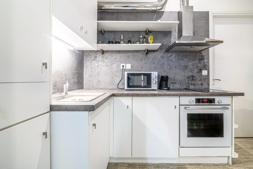 Kitchen or kitchenette, oven