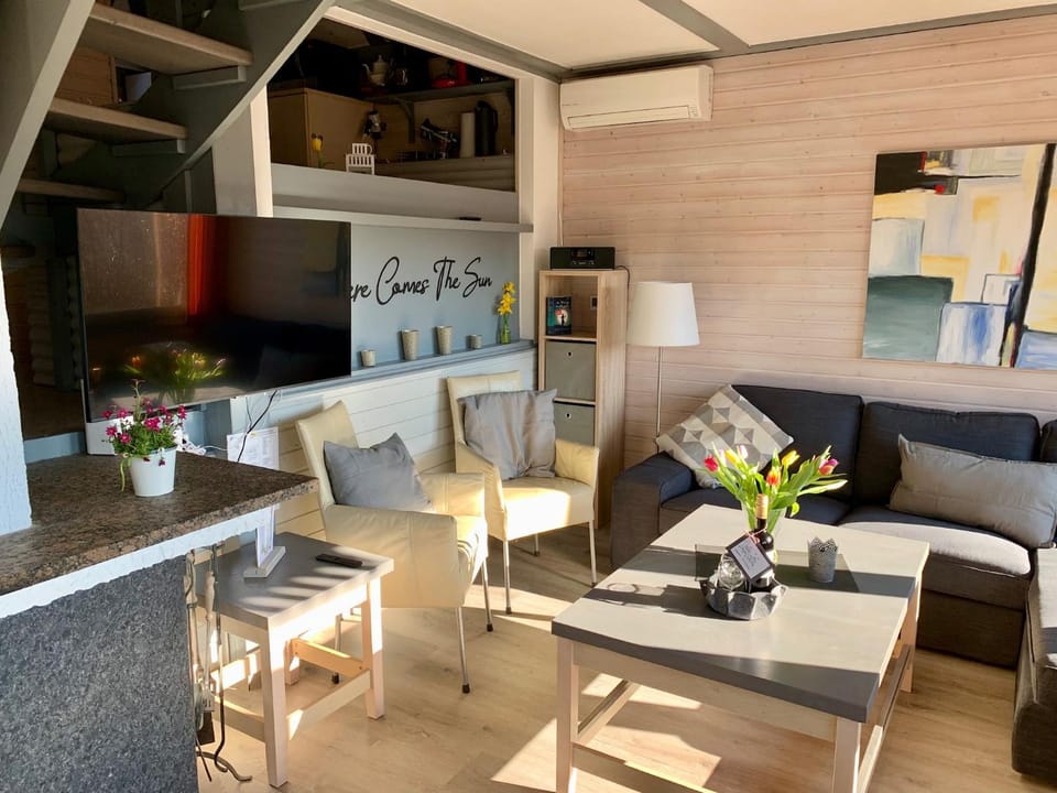 Communal lounge/ TV room, TV and multimedia