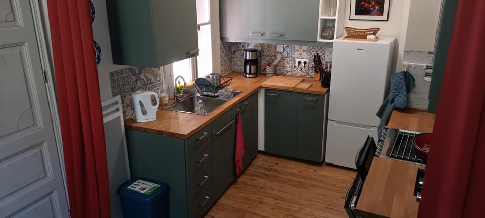 Coffee/tea facilities, Kitchen or kitchenette, oven, stove, toaster