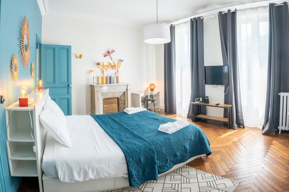 Photo of the whole room, Bedroom