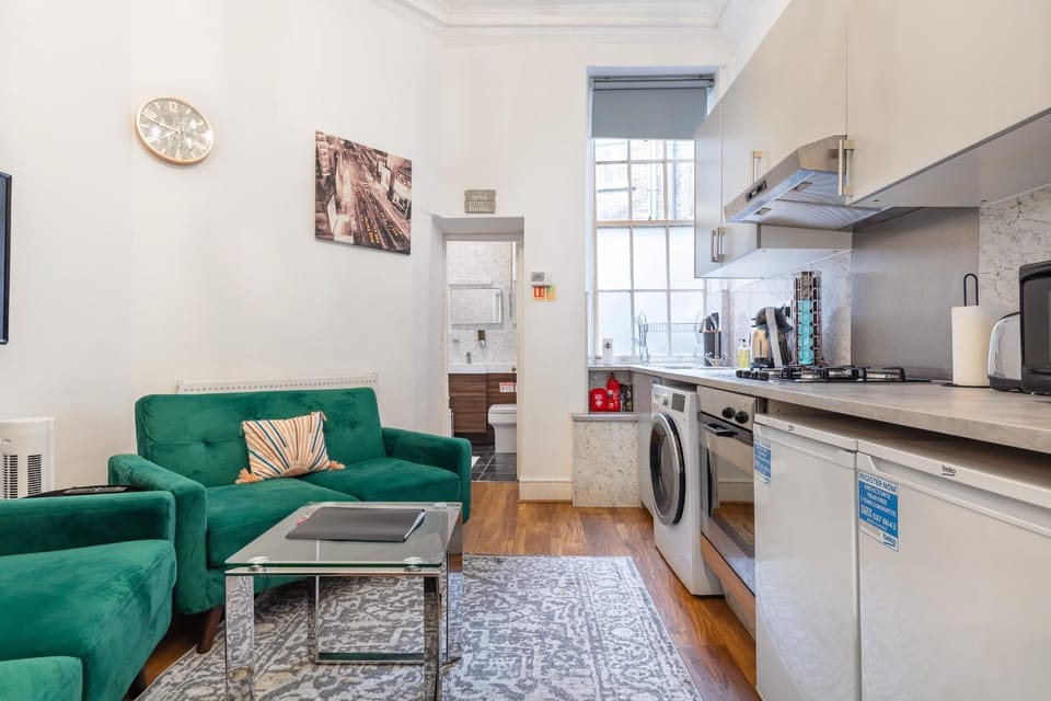 Kitchen or kitchenette, Seating area, kitchen