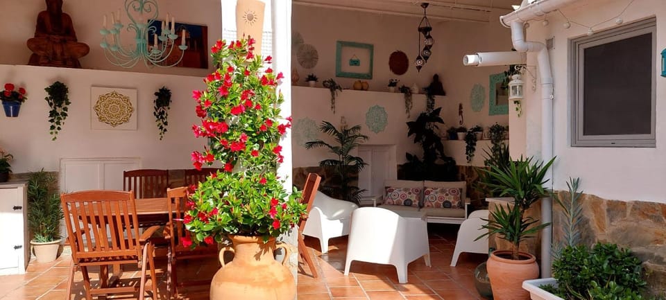 Patio, Day, Seating area, Dining area