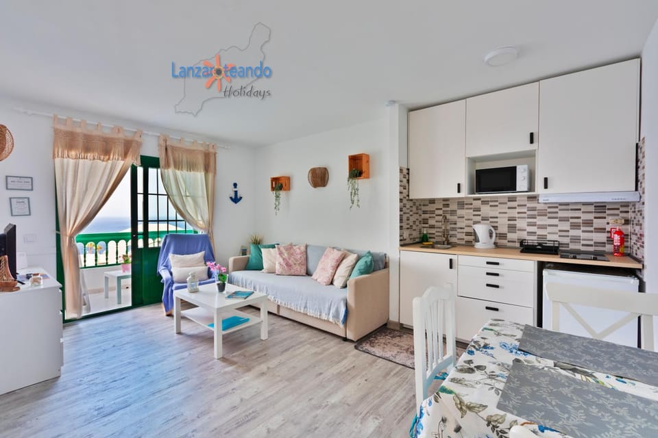 Kitchen or kitchenette, Living room, Seating area, Dining area, minibar, stove