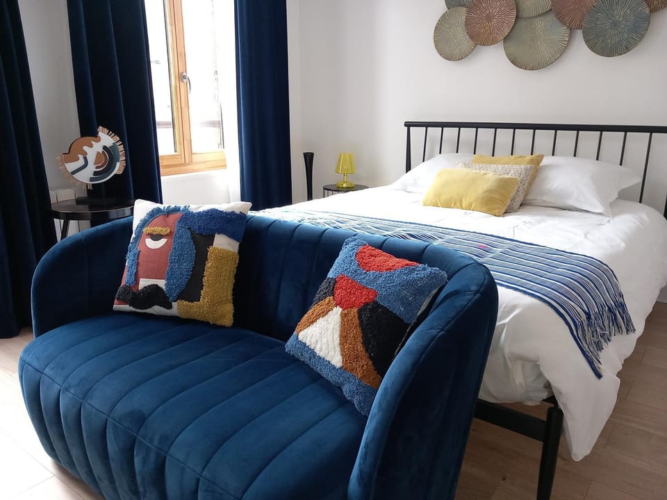 Bed, Living room