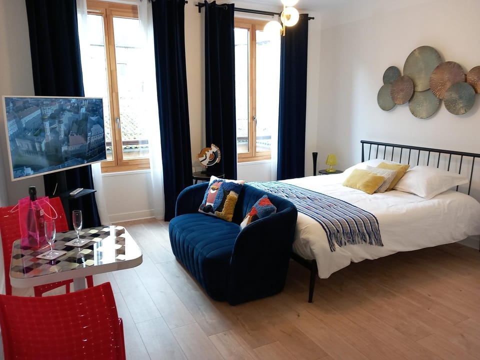 Bed, TV and multimedia, Photo of the whole room