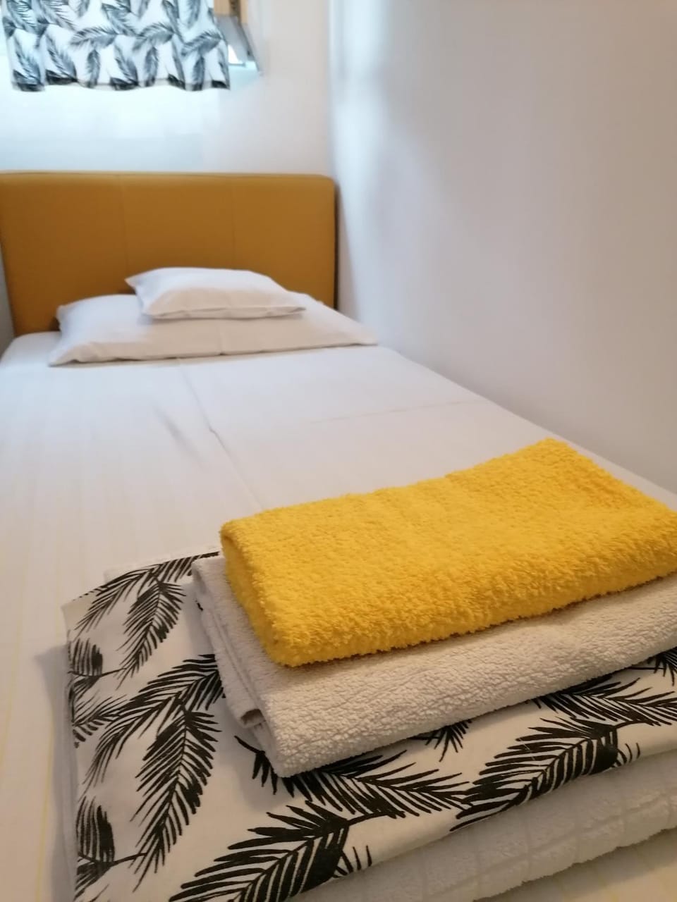 Bed, Bedroom, towels