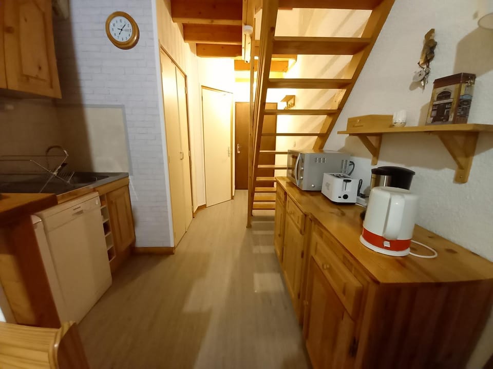 Kitchen or kitchenette, minibar, toaster