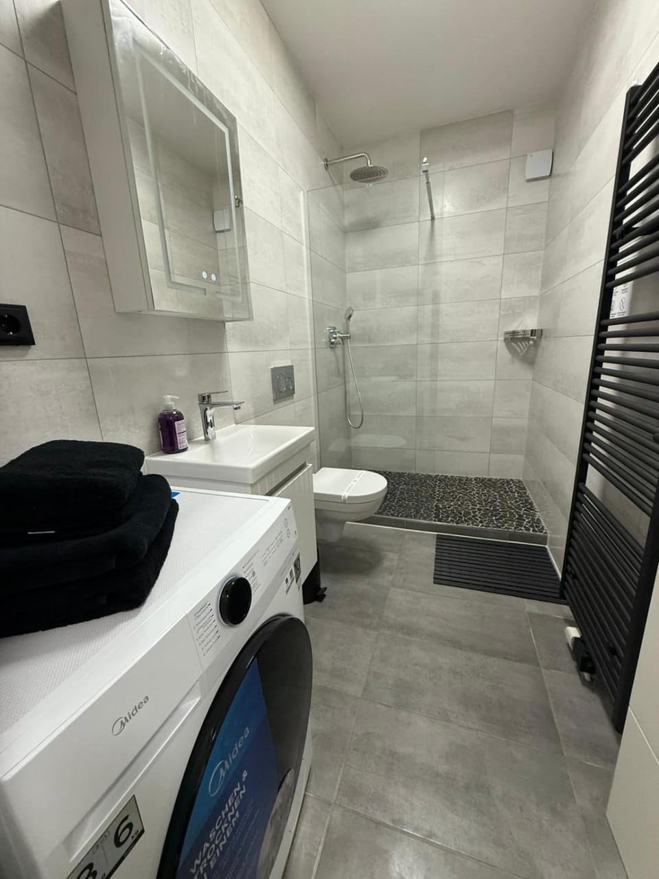 Shower, Toilet, Bathroom, towels, washing machine