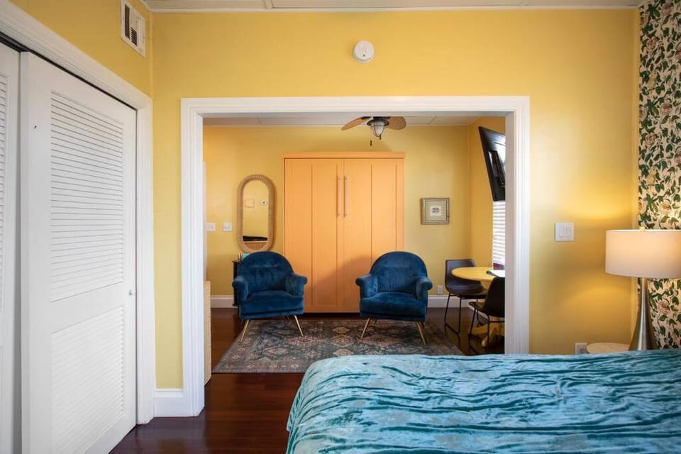 Duval Street Suite overlooking Duval with parking and pool House in Key West