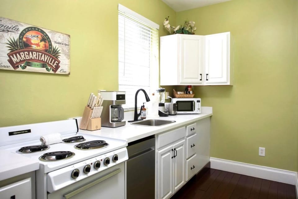 Duval Street Suite w kitchen and shared heated pool Apartment in Key West