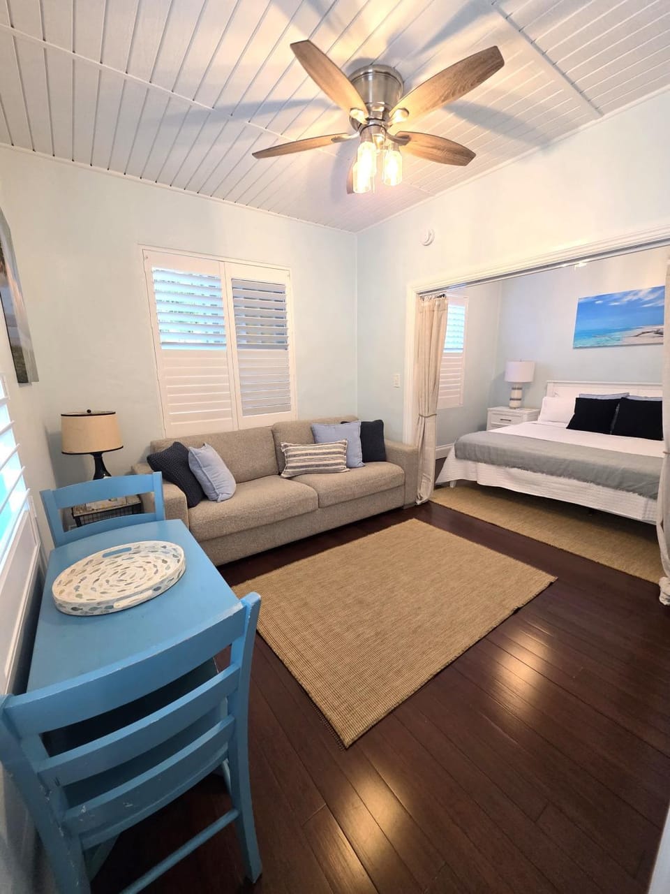 Duval Street Suite overlooking Duval w parking and pool Apartment in Key West
