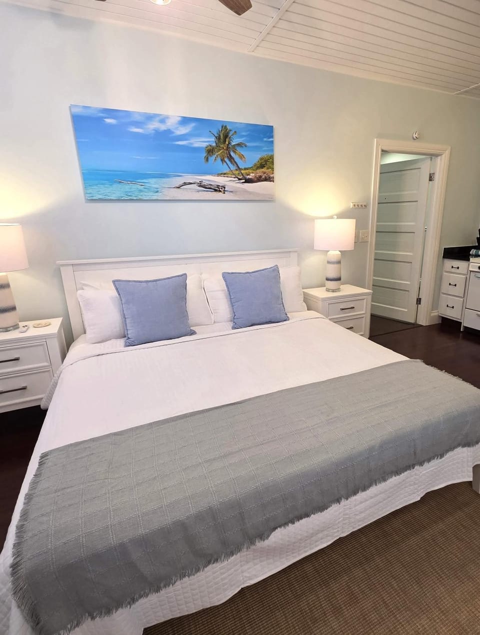 Duval Street Suite overlooking Duval w parking and pool Apartment in Key West