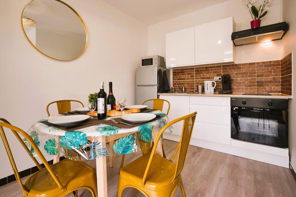 Kitchen or kitchenette, Dining area, Communal kitchen, Drinks, Alcoholic drinks