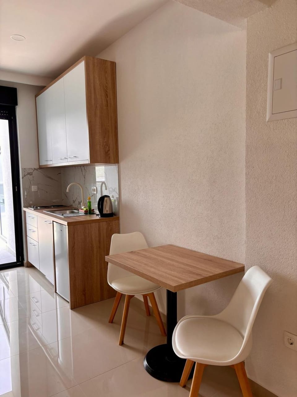 Kitchen or kitchenette, Dining area, stove