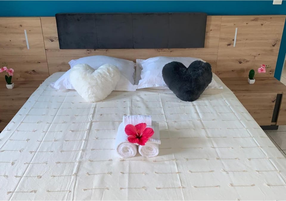 Bedroom, towels