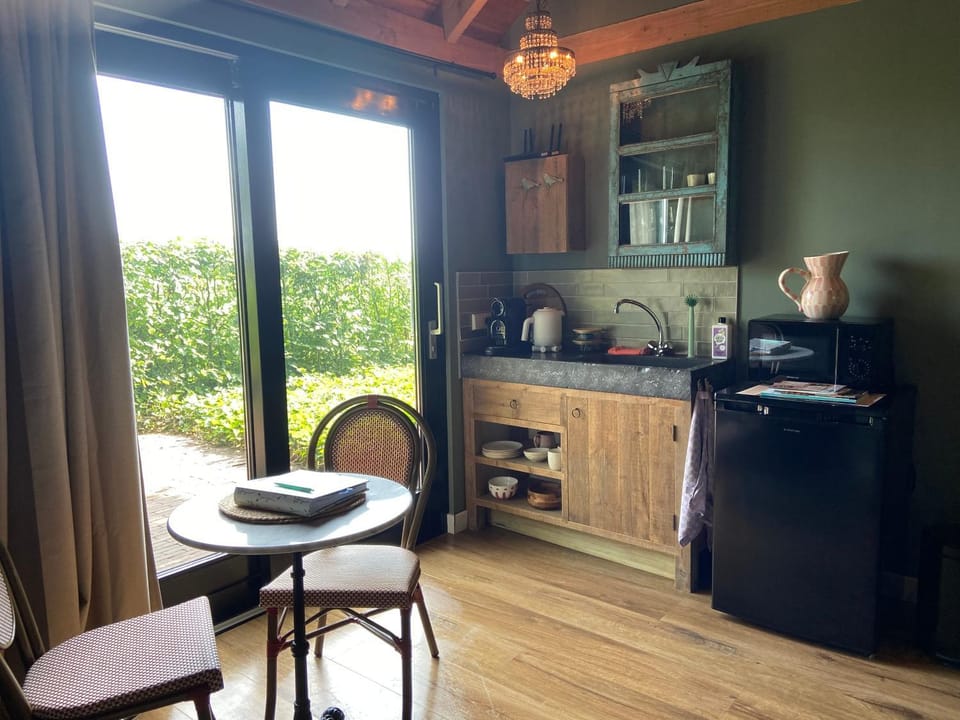 Coffee/tea facilities, Kitchen or kitchenette, Dining area