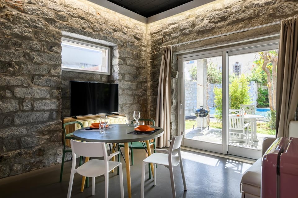 Communal lounge/ TV room, Living room, Dining area, Evening entertainment