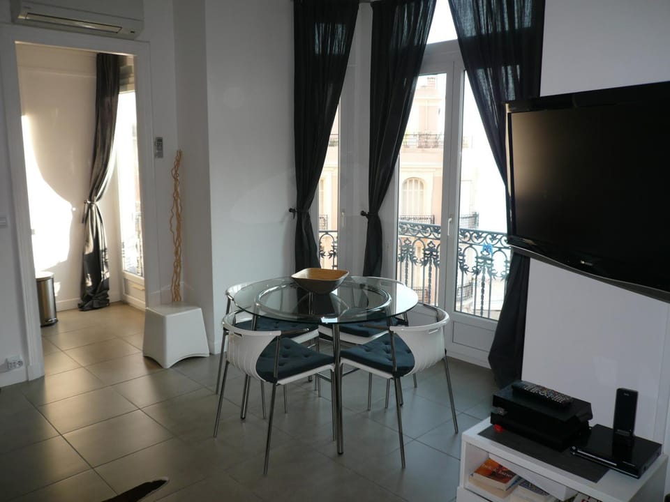 Restaurant/places to eat, Living room, Seating area, Dining area