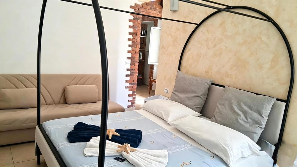 Bed, Living room, Seating area, Bedroom, towels