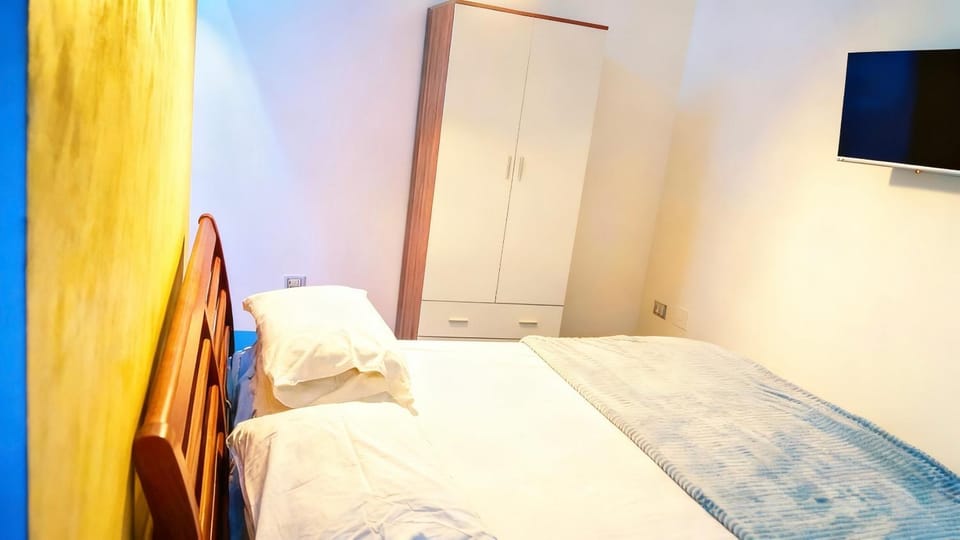 Bed, TV and multimedia, Photo of the whole room, Bedroom, wardrobe