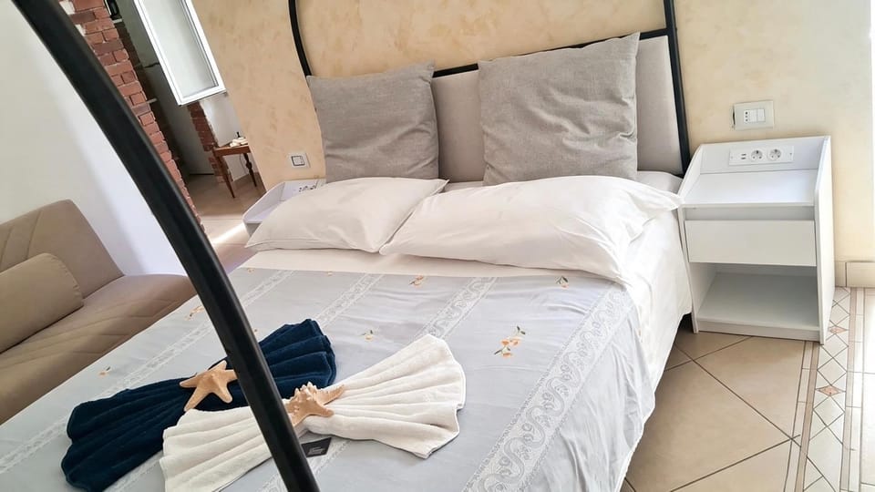 Bed, Bedroom, towels