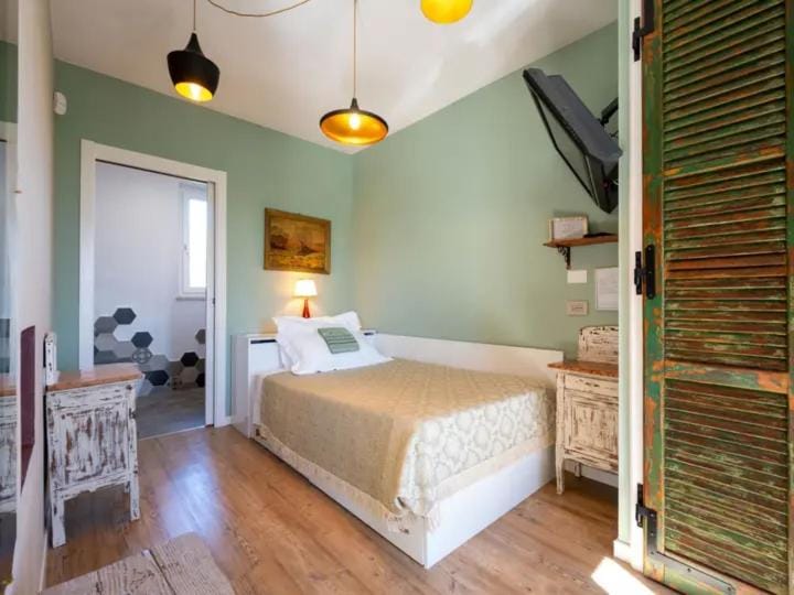 Bed, TV and multimedia, Photo of the whole room, Bedroom