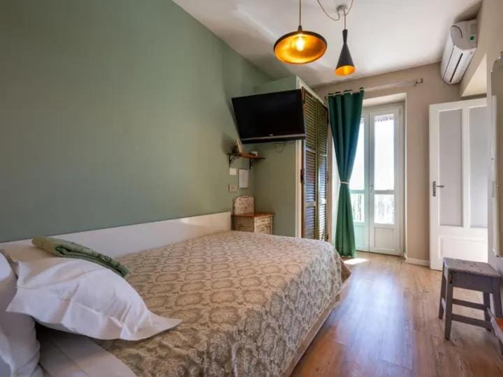 Bed, TV and multimedia, Photo of the whole room, Bedroom, towels, wardrobe, air conditioner