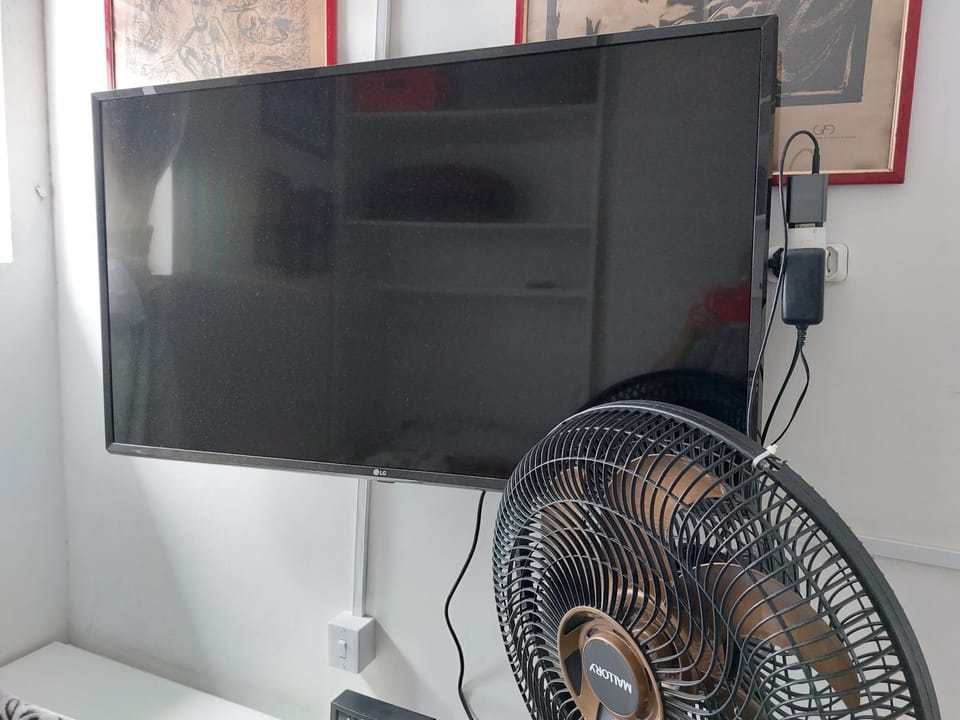 TV and multimedia, Photo of the whole room, fireplace