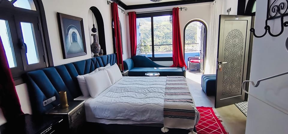 Bed, TV and multimedia, Living room, Photo of the whole room, Seating area, Bedroom