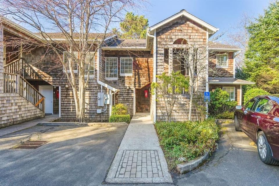 Cannon beach vibes, steps to the beach,WIFI,3 full bedroom en suites with 3 fireplaces,Near Downtown House in Tolovana Park