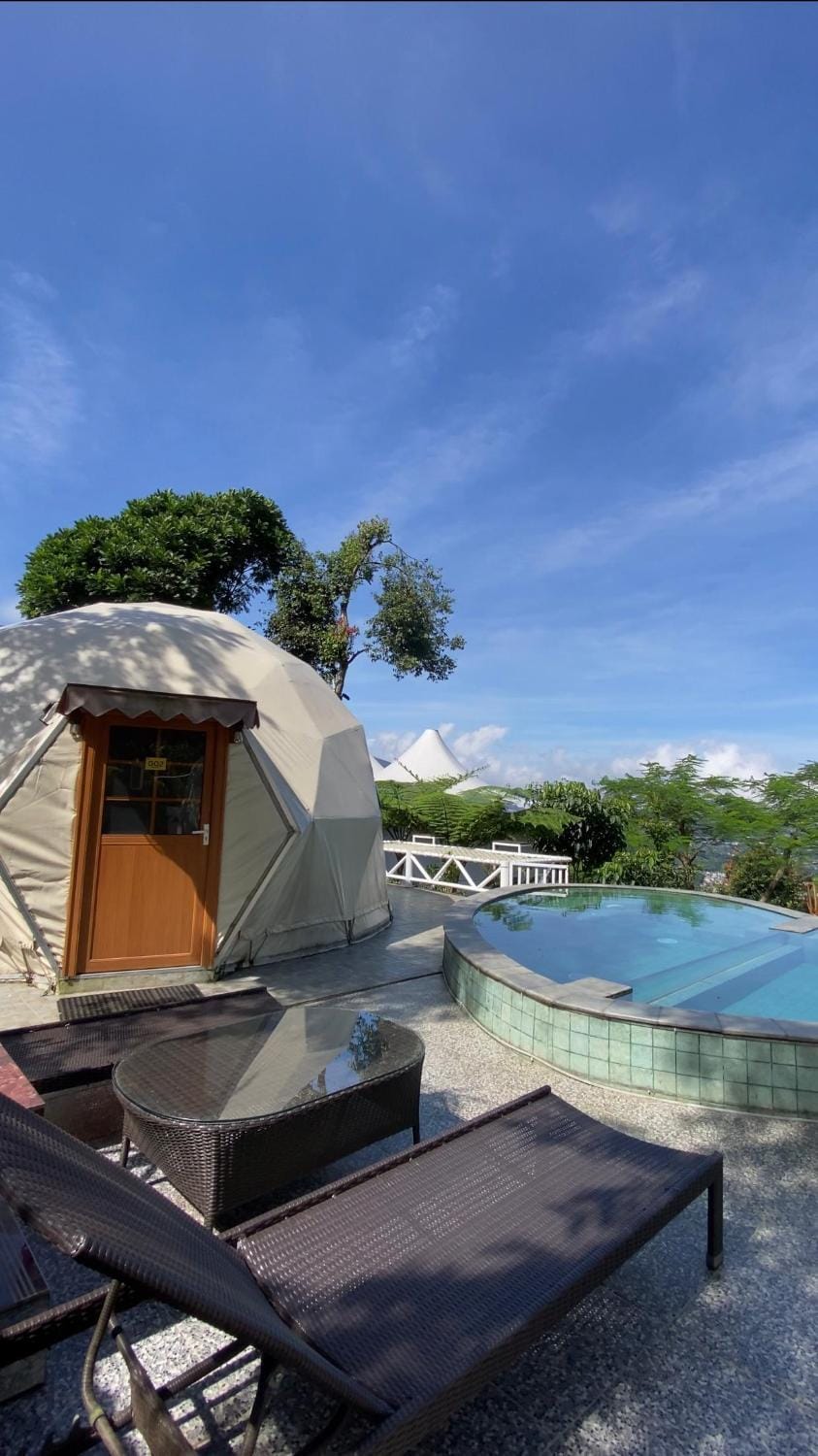 De Pointé Resort & Resto Hotel in Cisarua