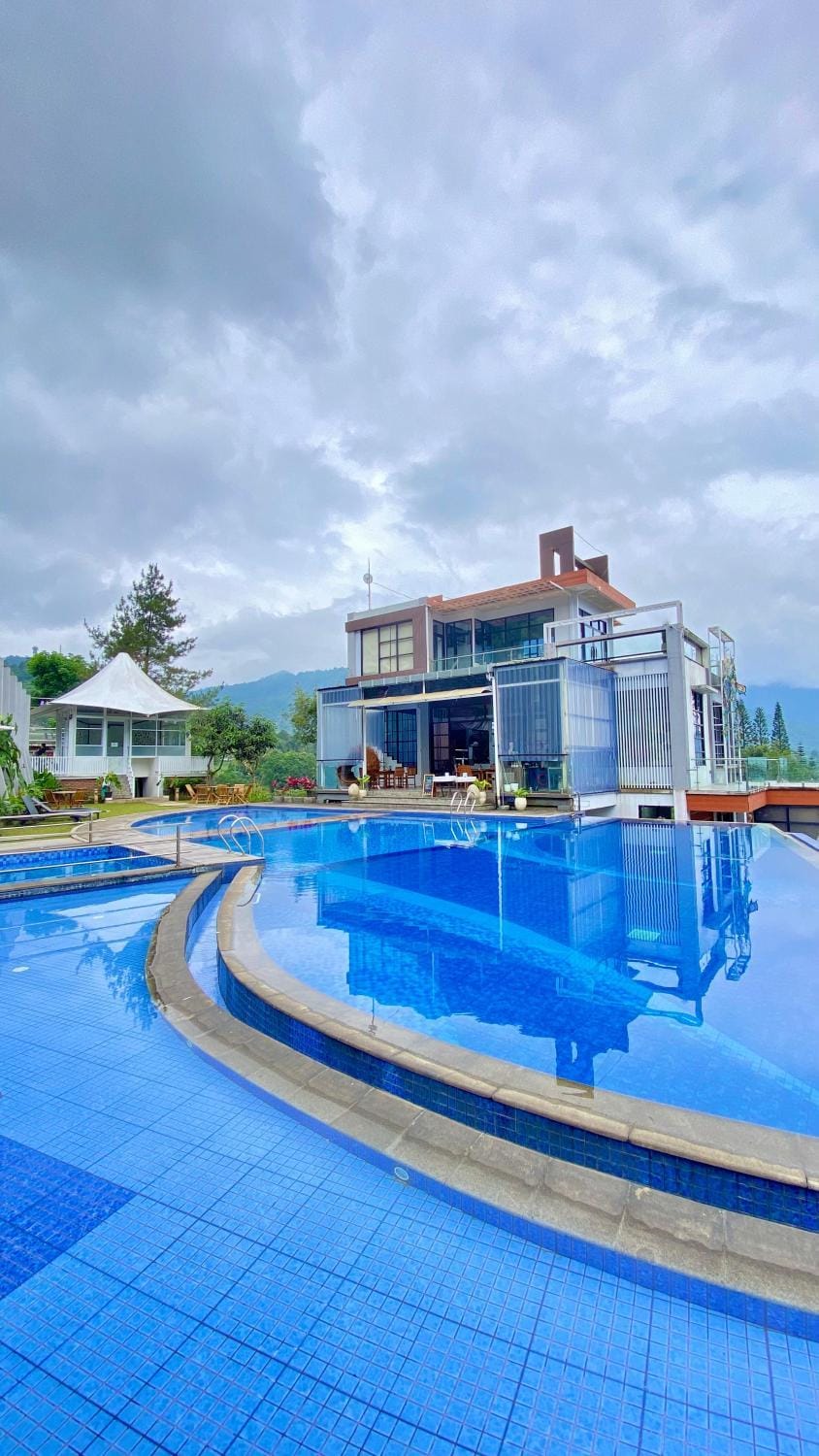 De Pointé Resort & Resto Hotel in Cisarua