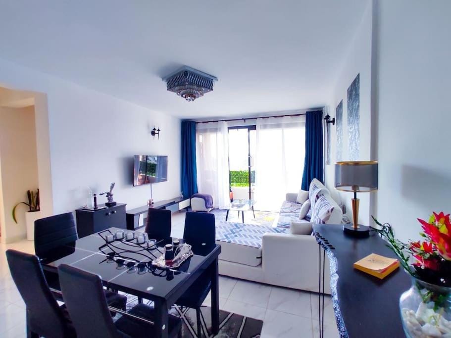 Communal lounge/ TV room, TV and multimedia, Living room, Seating area, Dining area, Evening entertainment