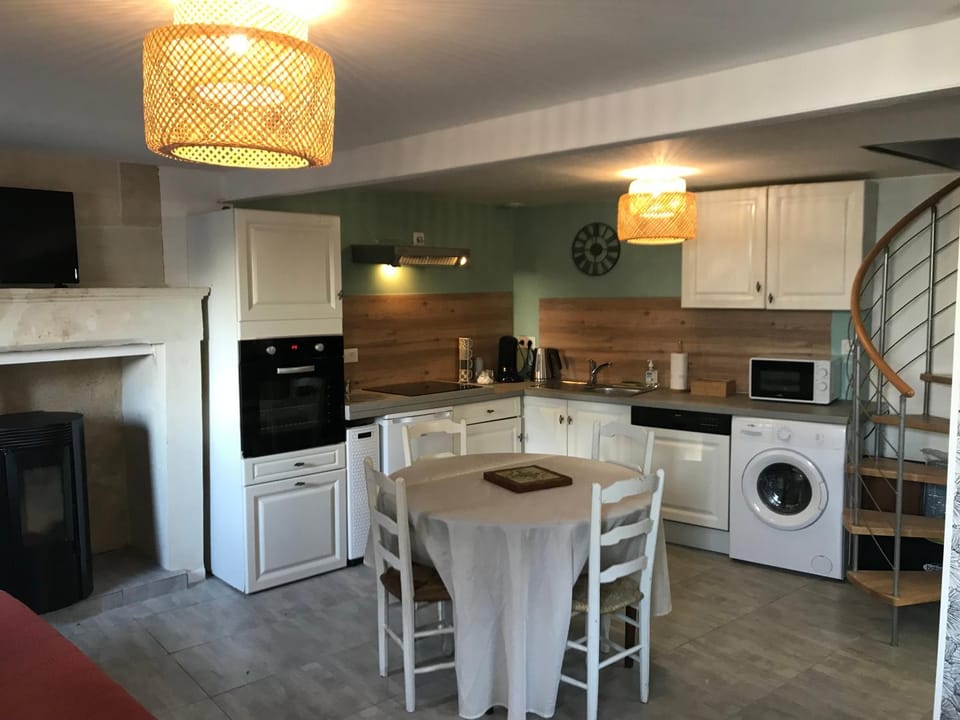Kitchen or kitchenette, Dining area