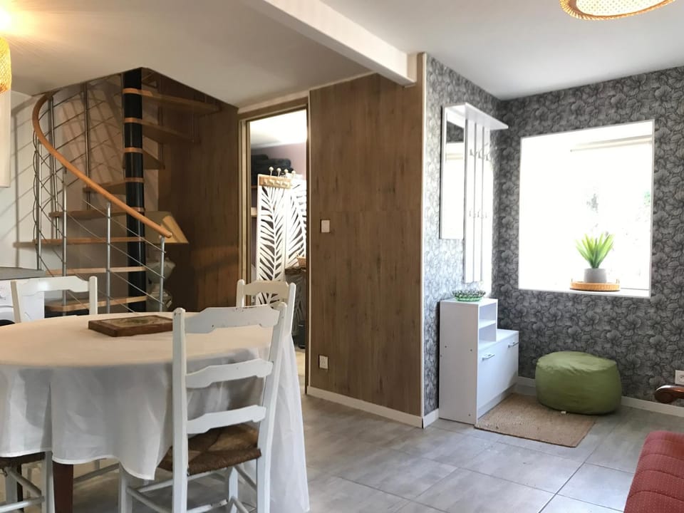 Facade/entrance, Dining area, storage