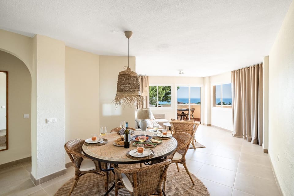 View (from property/room), Living room, Food and drinks, Seating area, Dining area, Diving, Sea view