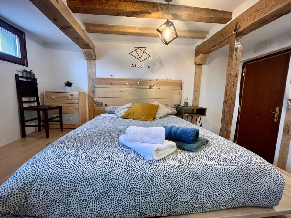 Bedroom, towels