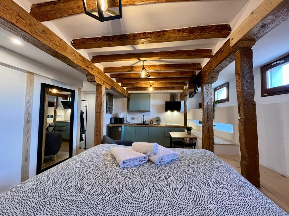 Bed, Bedroom, towels