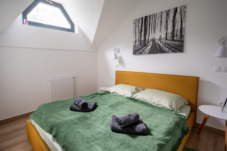 Bed, Bedroom, towels